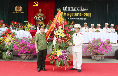 Đồng chí Trung tướng Bùi Quang Bền, Thứ trưởng Bộ Công an tặng hoa chúc mừng Học viện CSND